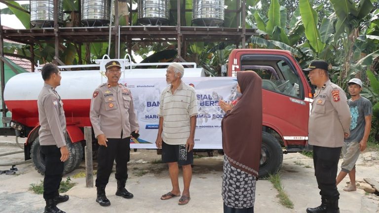 HUT Ke-72 Humas Polri, Polres Bontang Salurkan Bantuan Air Bersih Untuk Warga Guntung