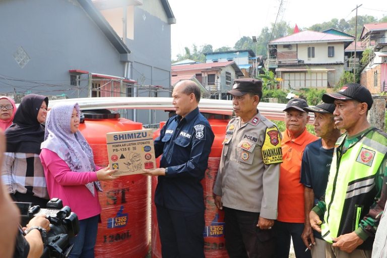 Ringankan Warga Hadapi Kemarau, Bid Humas Polda Kaltim Beri Bantuan Tandon dan Pompa Air