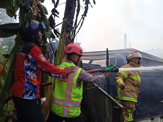 Respons Cepat Tim SAR Brimob Polda Kaltim, Bantu Padamkan Kebakaran di Jln Ruhui Rahayu Balikpapan