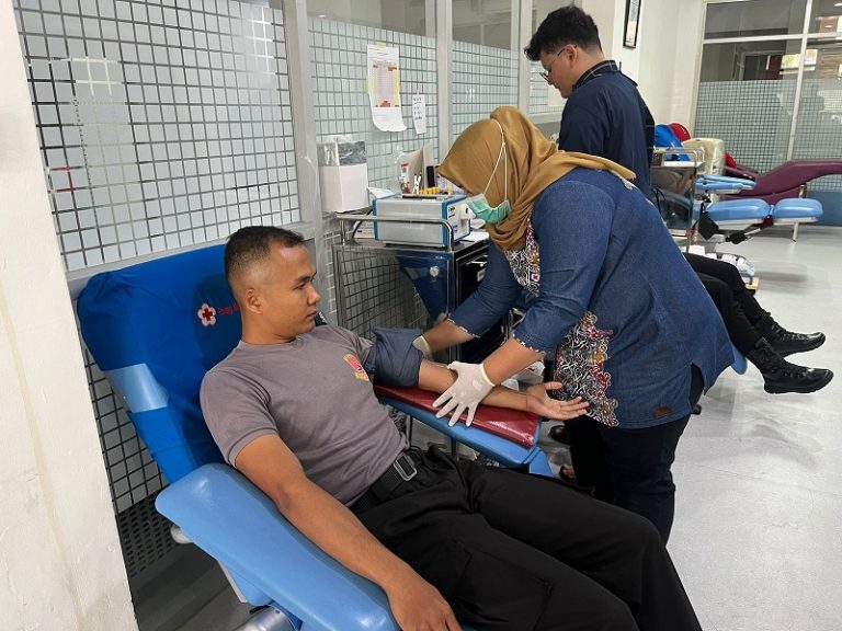 Personil Batalyon A Pelopor Satbrimob Polda Kaltim Sukses Gelar Donor Darah dalam Rangka HUT Humas Polri ke-72