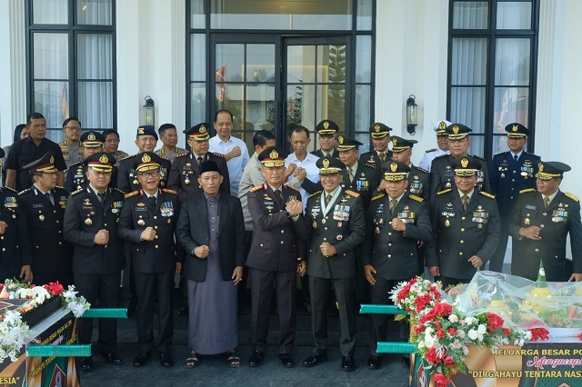 HUT TNI Ke-78, Kapolda Kaltim Berikan Kejutan ke Pangdam VI/Mulawarman