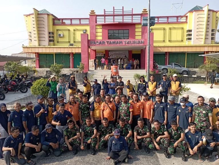 Wujudkan Sinergitas TNI-Polri dan Kelurahan Gunung Telihan Melaksanakan Kerja Bakti di Pasar Telihan