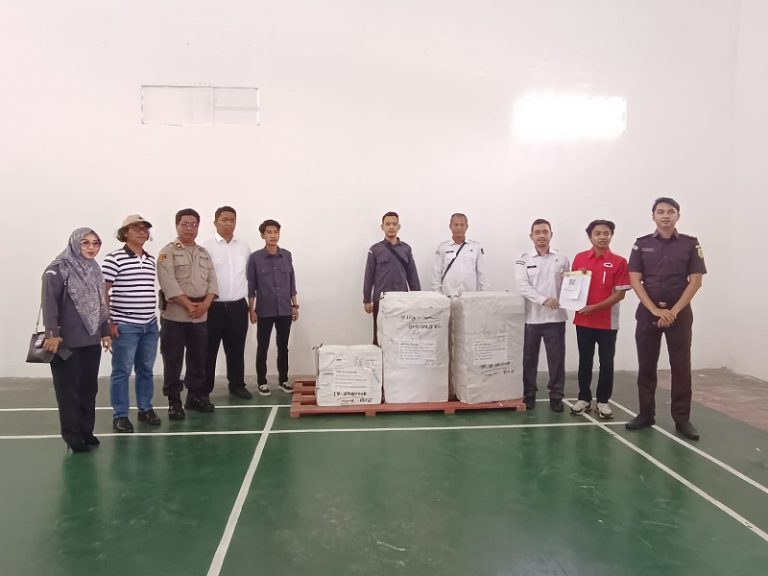 Personil Polres Bontang Amankan Kedatangan Logistik Pemilu 2024