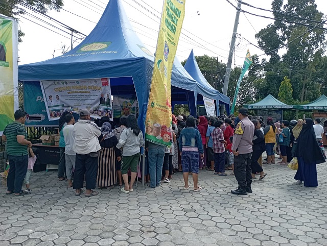 Mengantisipasi Kerawanan Yang Ditimbulkan Polsek Bontang Barat Amankan Kegiatan Pasar Murah