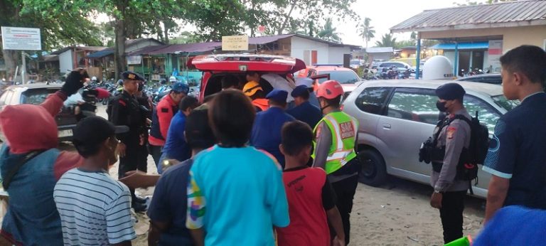 Tim SAR Batalyon A Pelopor Sat Brimob Polda Kaltim Bantu Evakuasi Mayat Terapung di Perairan Balikpapan Timur