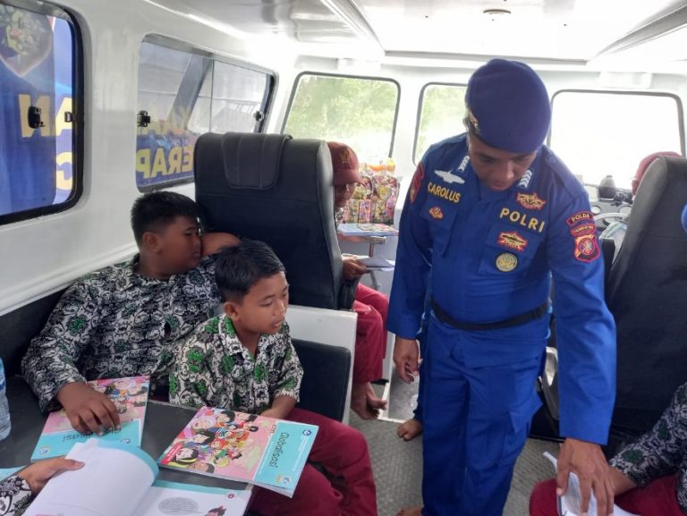 Tingkatkan Pelayanan Kepada Masyarakat Desa Merancang Ulu, Ditpolairud Polda Kaltim Sediakan Perpustakaan dan Klinik Terapung