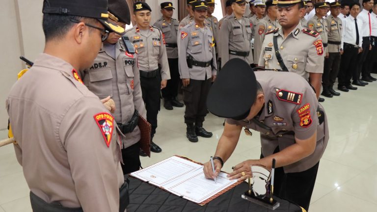 Kapolres Bontang Pimpin Upacara Serah Terima Jabatan Kasat Resnarkoba
