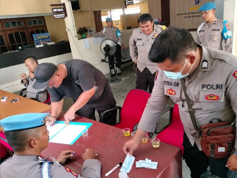 Antisipasi Penyalahgunaan Narkoba, Personil Polsek Jajaran Polres Bontang Tes Urin Mendadak