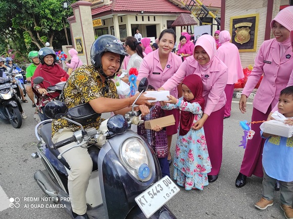 Ajarkan Peduli Sesama Sejak Dini, TK Bhayangkari Bontang Gelar Jum’at Berkah Berbagi Makanan