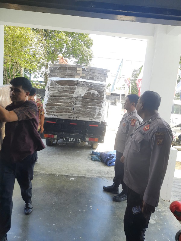 Penurunan Bilik Suara di KPU Bontang Mendapatkan Pemantauan Polisi