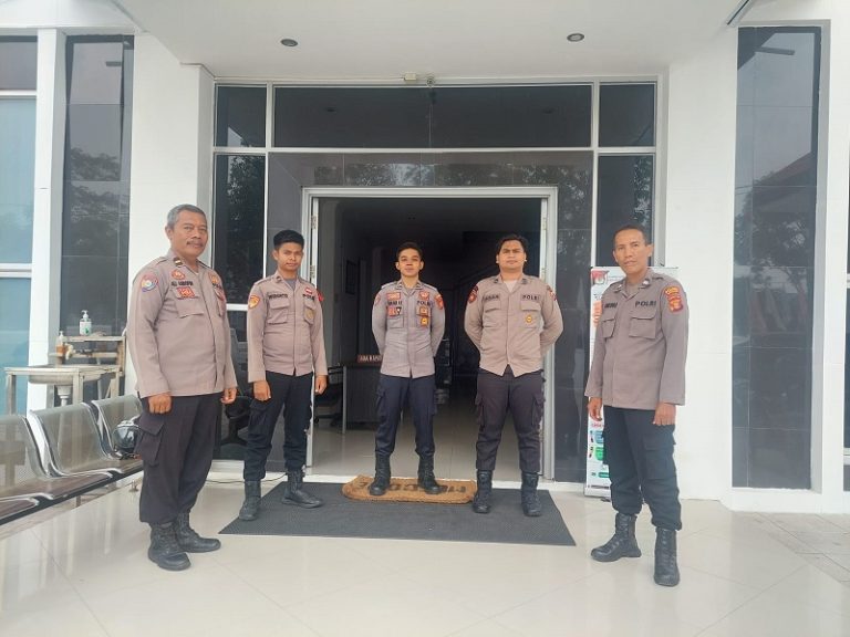 Personil Polres Bontang Mengamankan Kantor KPU dan Gudang Logistik Pemilu 24 Jam