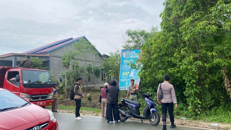 TNI Polri Muara Badak Bersinergi Melakukan Pendampingan kegiatan pelepasan atribut Partai Politik
