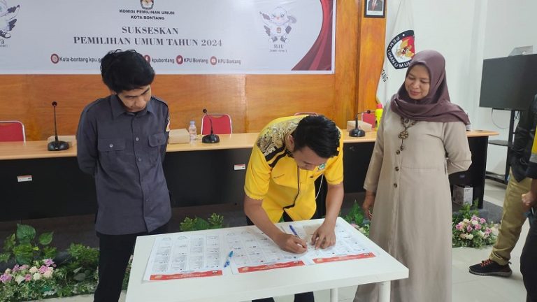 Sat Intelkam Polres Bontang Monitoring Penandatanganan Dummy Desain Surat Suara Pemilu 2024 Kota Bontang