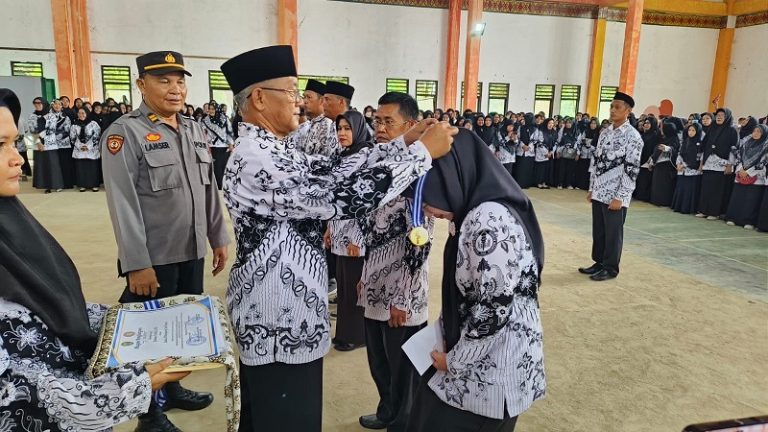Waka Polsek Muara Badak Hadiri Upacara HUT PGRI dan Hari Guru Nasional Tahun 2023