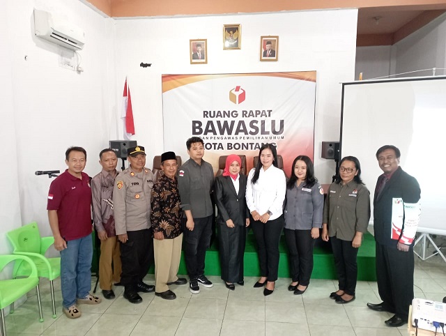 Kapolsek Bontang Barat Menghadiri Pelantikan Anggota Pergantian Antar Waktu (PAW) Pengawas Kelurahan/Desa Kanaan Kecamatan Bontang Barat