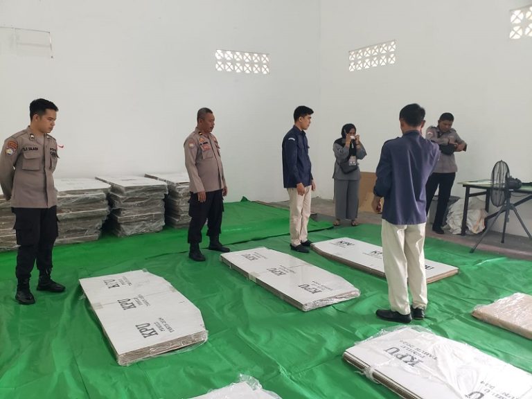 Polisi Amankan Penyortiran Bilik Suara Pemilu 2024