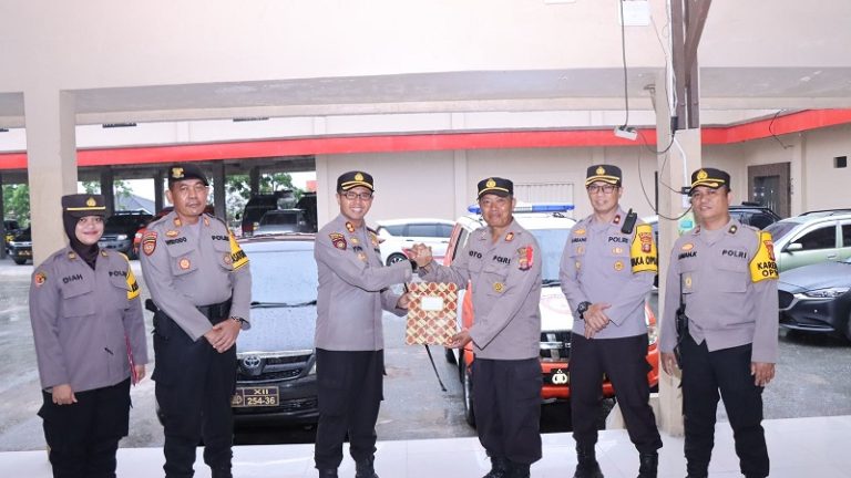 Kapolres Bontang menyerahkan bantuan mobil dari PT Badak NGL untuk operasional Polsek Bontang Barat dan Unit Pam Obvit