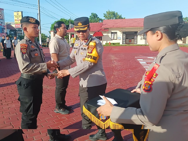 Waka Polres Bontang Membagikan Buku Saku “Mental Sehat, Kerja Hebat Dalam Mengelola Massa Saat Pengamanan Pemilu 2024”