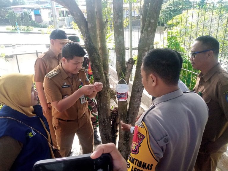 Tekan penyakit DBD Bhabinkamtibmas Bontang Lestari mengikuti Release Perdana Tempat Penitipan Ember Berwolbachia