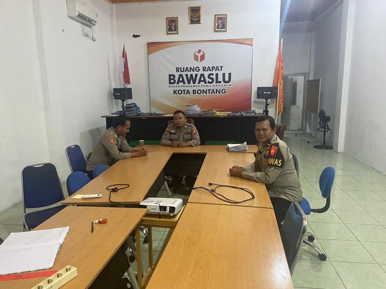 Laksanakan Pengecekan Petugas Pam Bawaslu, Pawas Polres Bontang Tekankan Kewaspadaan