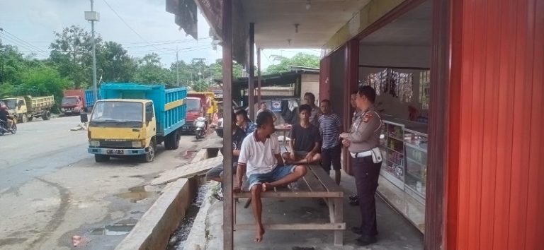Antisipasi Kerawanan Laka Lantas Personil Polres Bontang Laksanakan Penertiban Antrean Kendaraan di SPBU Kilometer 3