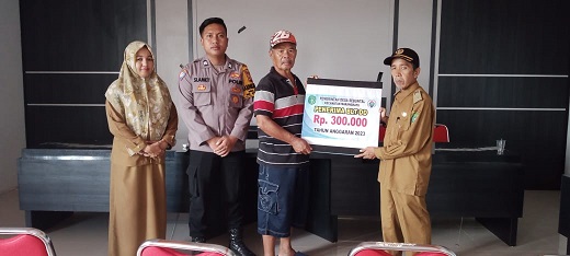 Bhabinkamtibmas Desa Sebuntal melaksanakan pendampingan penyaluran Bantuan Langsung Tunai Dana Desa Tahap IV