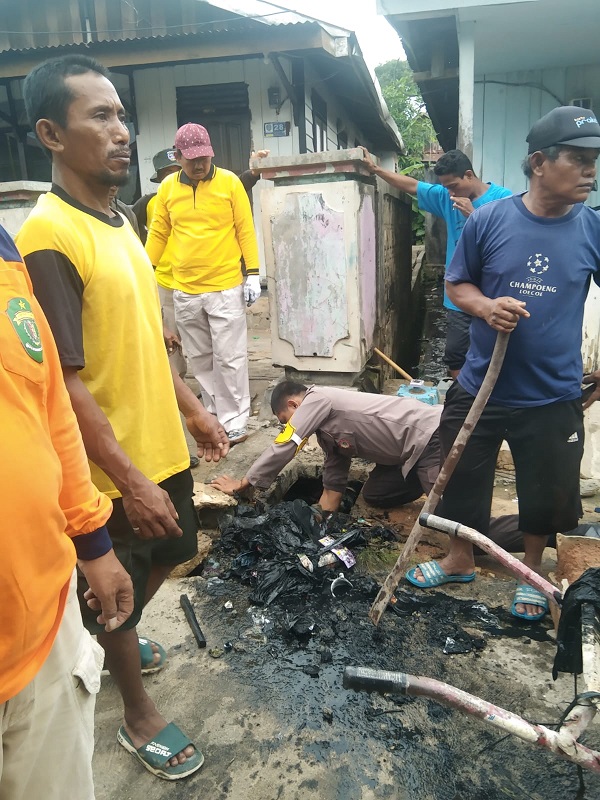 Bhabinkamtibmas Loktuan Bersama Staf Kelurahan dan Warga Sekitar Kerja Bakti Membersihkan Parit