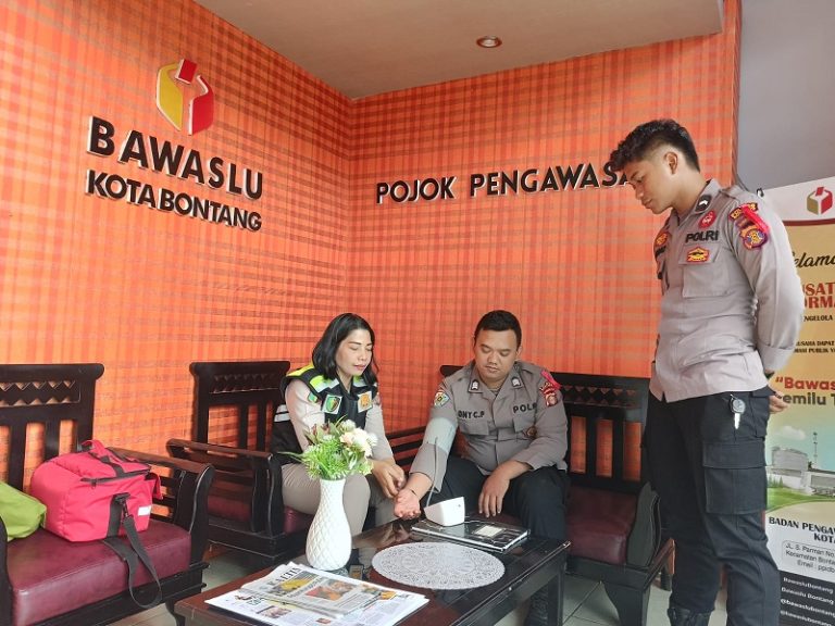 Pastikan Kesehatan Personil Tetap Terjaga, Sie Dokkes Polres Bontang Kontrol Kesehatan Petugas Pam Kantor KPU dan Bawaslu