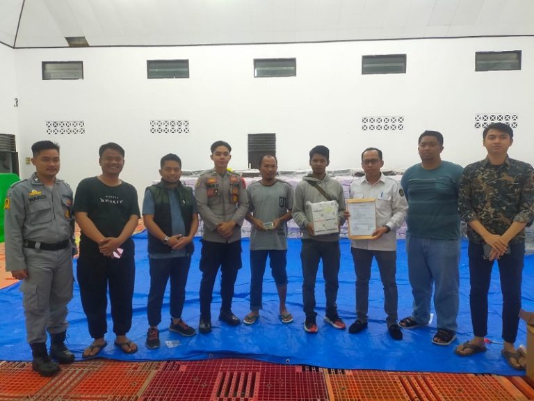 Petugas Pam KPU Monitoring Kedatangan Logistik Pemilu Berupa Sticker Nomor Kotak Suara