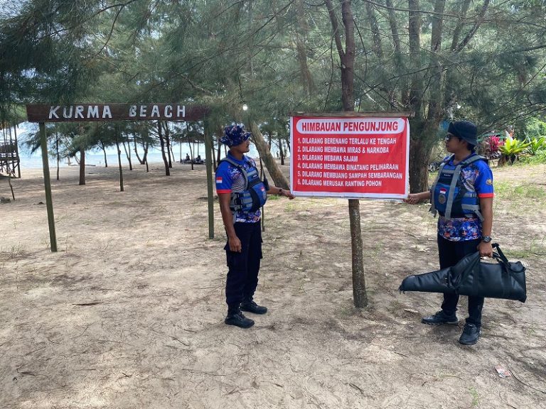 Patroli Dialogis Disejumlah Obyek Wisata Pantai Sat Polairud Polres Bontang Pasang Papan Himbauan