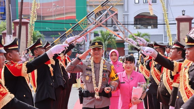 Personil Polres Bontang Sambut Kapolres Baru AKBP Alex Frestian Lumban Tobing,S.I.K. dengan Tradisi Penyambutan