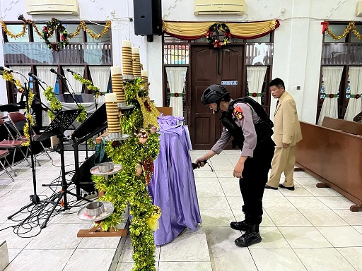 Pastikan Ibadah Natal Berjalan Aman, Personil Polres Bontang Melaksanakan sterilisasi di Sejumlah gereja