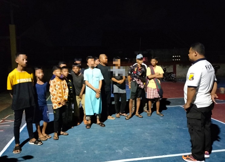 Respon Keluhan Warga, Bhabinkamtibmas Api – Api Tegur Anak Yang Bermain Lempar Batu
