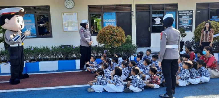 Kunjungan Anak-Anak TK Imanuel, Personil Sat Lantas Perkenalkan Rambu Lalu Lintas Sejak Dini