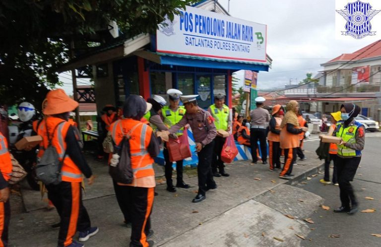 Singgah di Posko Penolong Jalan Raya, Polres Bontang gelar Jumat Berkah
