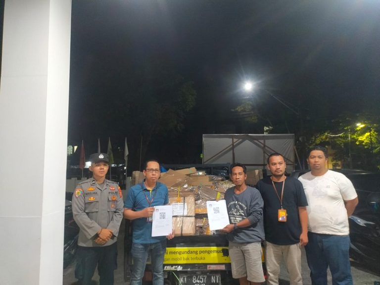 Pastikan Serah Terima Logistik Pemilu Berjalan Lancar, Petugas Pam KPU Laksanakan Pengamanan
