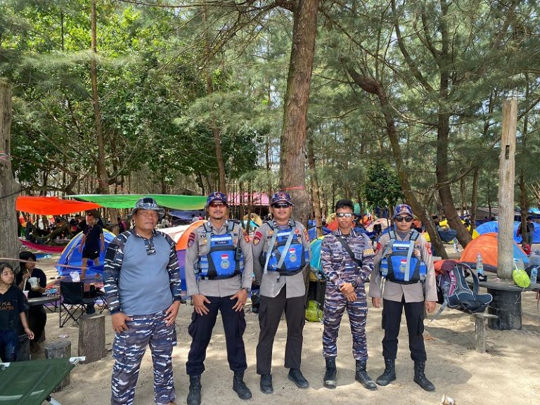 Kolaborasi Dan Sinergi Sat Polair Polres Bontang – TNI AL – Bhabinsa, Pastikan Keamanan Dan Ketertiban Masyarakat Yang Berwisata