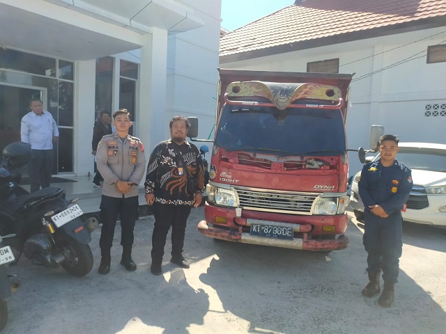 Proses Pemindahan Bilik Suara di KPU Bontang Mendapatkan Pengamanan Ketat Dari Kepolisian
