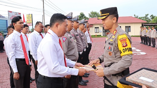 Pemberian Penghargaan Kepada Personil Yang Berprestasi: Tidak Lepas Dari Partisiapsi Masyarakat Melalui Hotline Kapolres Bontang
