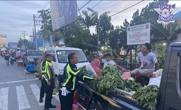 Bangun Kesadaran Masyarakat, Sat Lantas Polres Bontang Edukasi Ke PKL Dan Pedagang