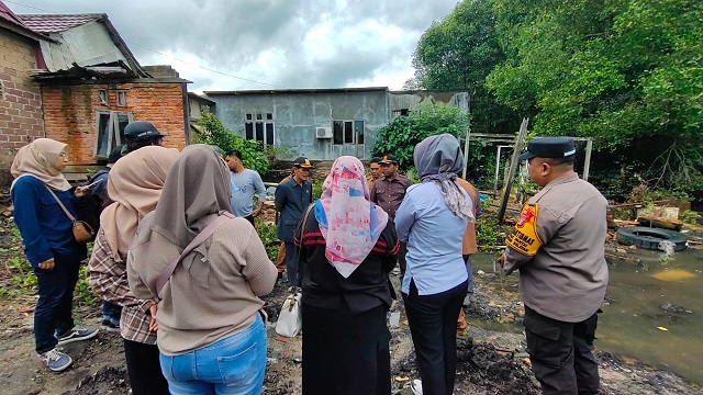 Bhabinkamtibmas Berbas Pantai Dampingi Komisi III DPRD Kota Bontang Sidak Rumah Warga Yang Roboh