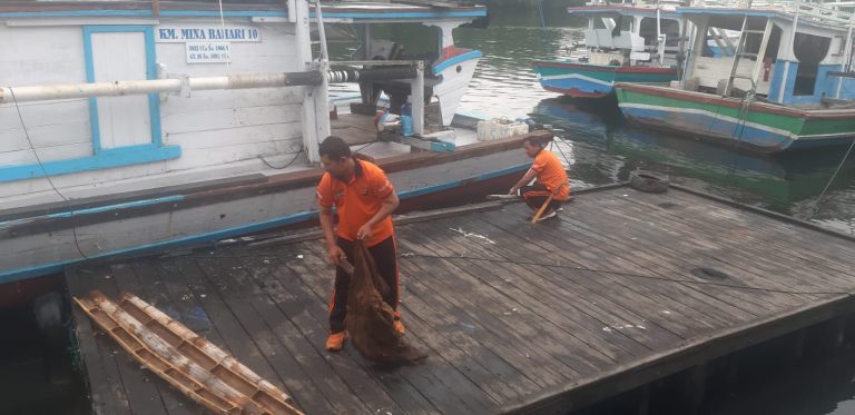 Bersih Pesisir Bontang Presisi Untuk Warga, Bakti Polri Di Pesisir Tanjung Limau