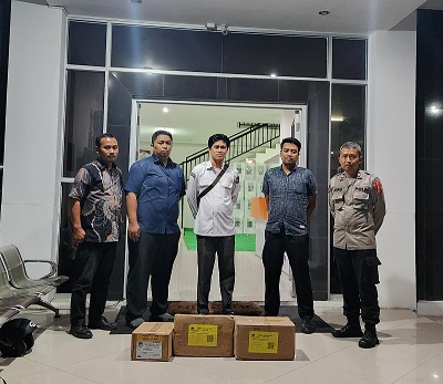Personil Polres Bontang Mengawal Pengambilan Kekurangan Logistik Pemilu 2024