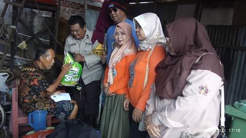 Bhabinkamtibmas Bontang Baru Bantu Salurkan Bansos dari Paguyuban Adem Ayem