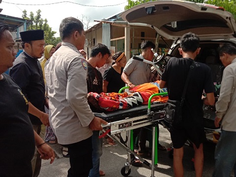 Bhabinkamtibmas Loktuan Evakuasi Warga Binaan yang Sakit ke Rumah Sakit