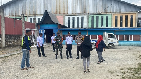 Sinergitas Lintas Elemen Bhabinkamtibmas Melaksanakan Pengecekan Lokasi TPS di Kelurahan Satimpo