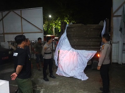 Pastikan Kegiatan Berjalan Aman Dan Lancar Personil Polres Bontang Kawal Pemindahan Logistik Pemilu 2024