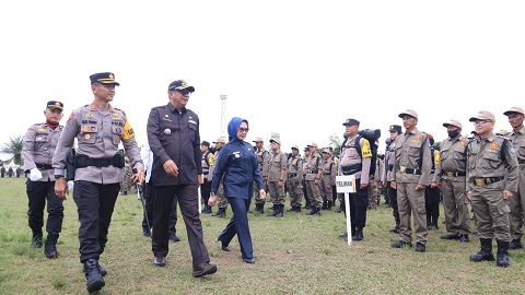 Sebanyak 1.065 Peugas Ketertiban TPS Secara Resmi Diserahkan Ke Polres Bontang