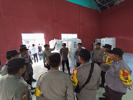 Petugas Pam TPS Kawal Pendistribusian Logistik Pemilu 2024 di Kecamatan Muara Badak