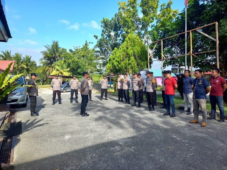 Pastikan Kehadiran Anggota, Kapolsek Marangkayu Pimpin Apel Siaga Pengamanan Rekapitulasi Penghitungan Suara